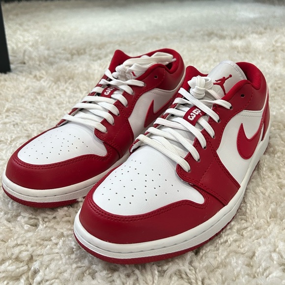 SIZE 8.5 MENS AIR JORDANS RETRO 1 LOW RED AND WHITE - Picture 4 of 8